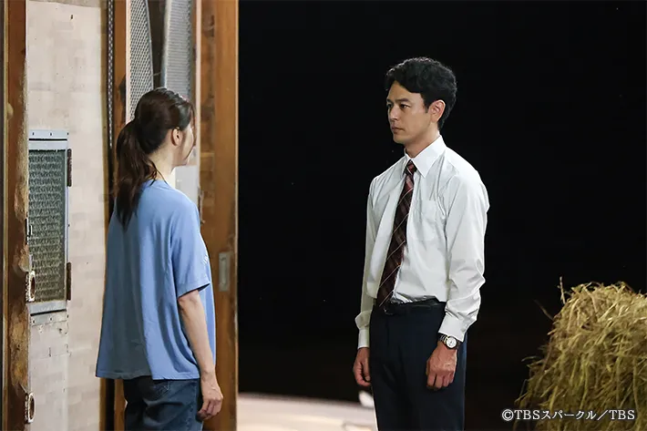 『ザ・ロイヤルファミリー』に出演する妻夫木聡さんと松本若菜さんが写る場面写真