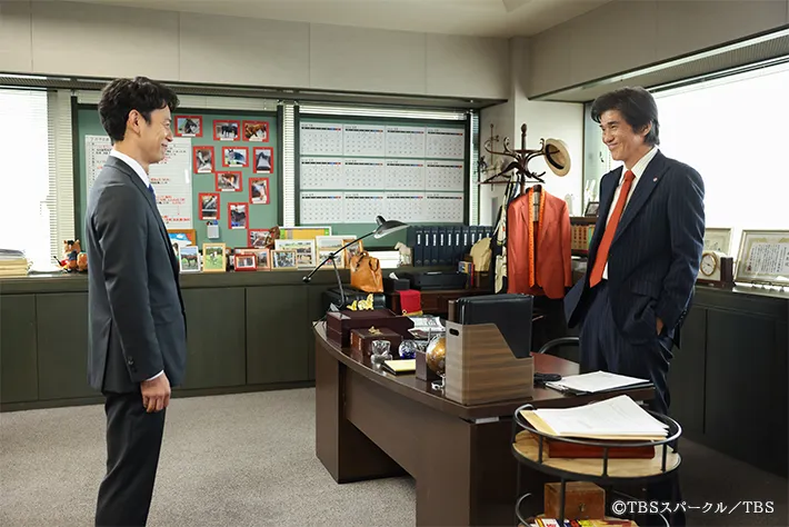 『ザ・ロイヤルファミリー』に出演する妻夫木聡さんと佐藤浩市さんが写る場面写真