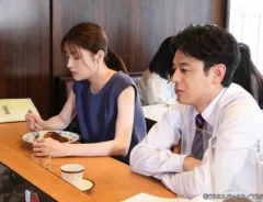 『ザ・ロイヤルファミリー』に出演する妻夫木聡さんと松本若菜さんが写る場面写真