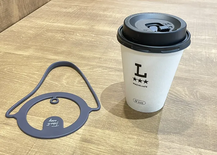 カップとカップホルダーの写真（撮影：grape編集部）