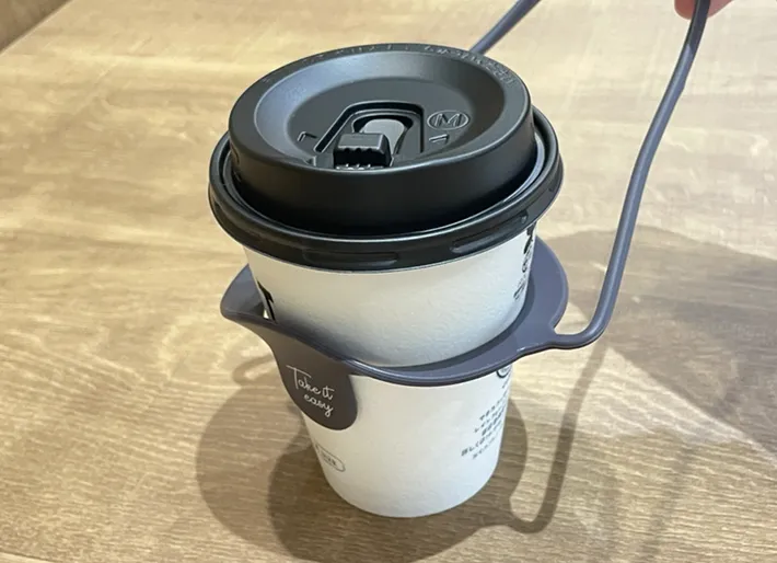 カップホルダーにカップをはめる写真（撮影：grape編集部）