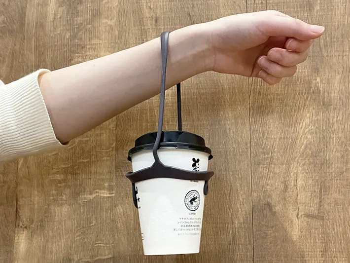 カップをぶら下げる写真（撮影：grape編集部）