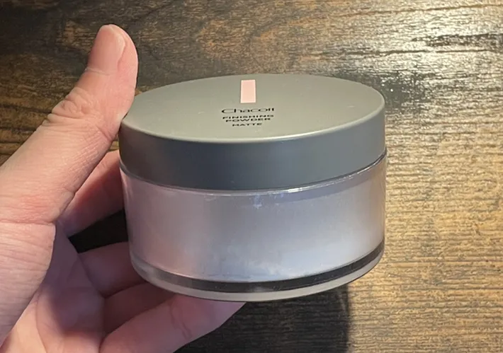 フェイスパウダーの容器の写真（撮影：grape編集部）
