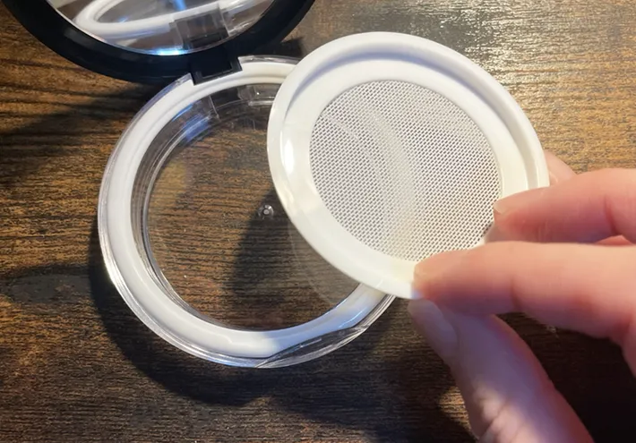 パウダーケースのパーツを外す写真（撮影：grape編集部）