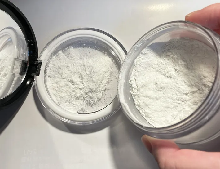 パウダーを移し替える写真（撮影：grape編集部）