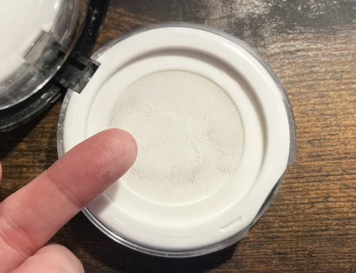 パウダーケースを使う写真（撮影：grape編集部）