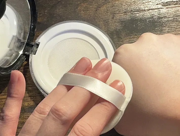 パウダーケースを使う写真（撮影：grape編集部）