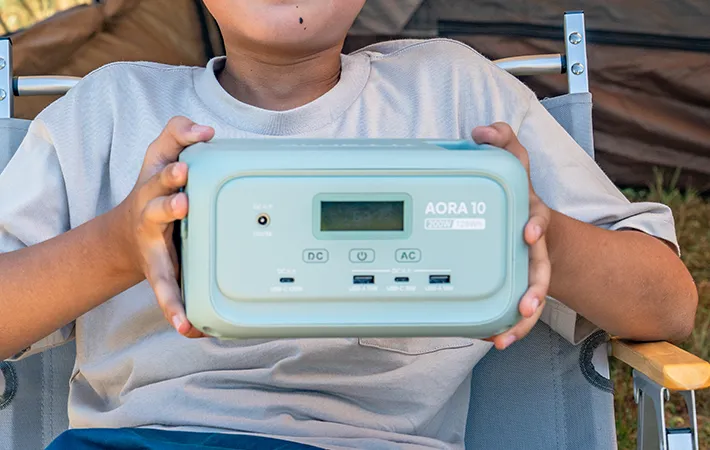 『AORA 10』を持つ子供の写真