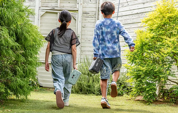 『AORA 10』を持ち運ぶ子供の写真