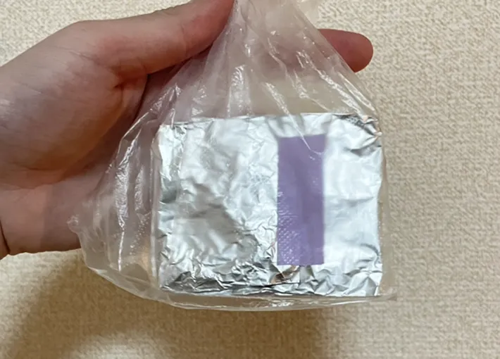 ポリ袋に入れたアルミホイルの写真（撮影：grape編集部）