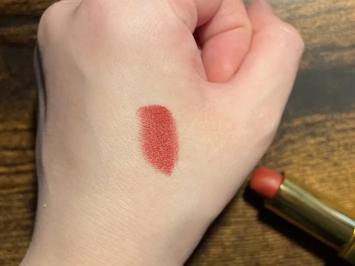 リップを塗った手の写真（撮影：grape編集部）