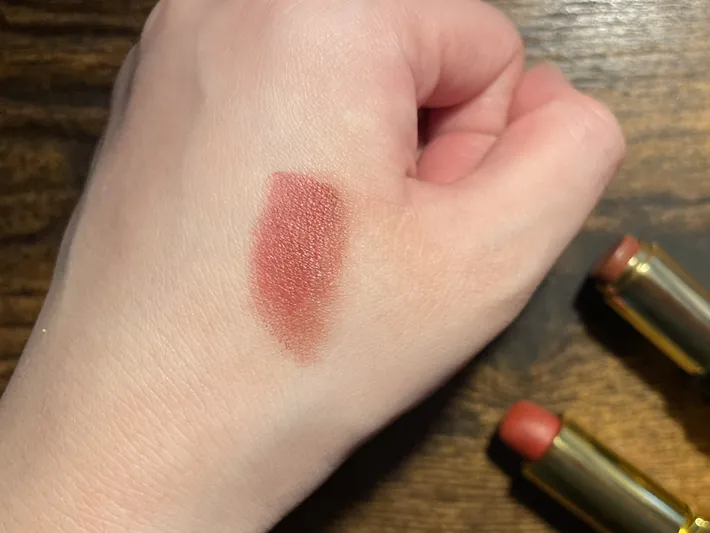 リップを塗った手の写真（撮影：grape編集部）