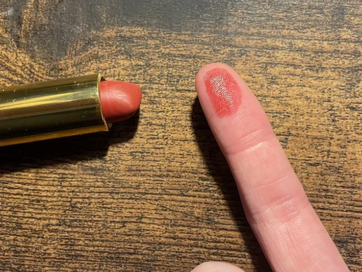 指にリップをつけた写真（撮影：grape編集部）