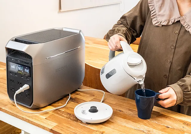 DELTA 3 Plusに繋いだ電子ケトルを使う女性の写真