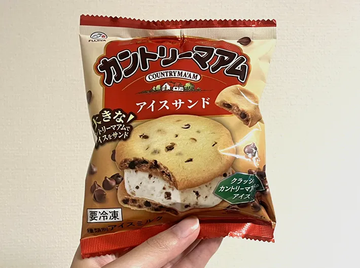 『不二家　カントリーマアムアイスサンド』の写真（撮影：grape編集部）