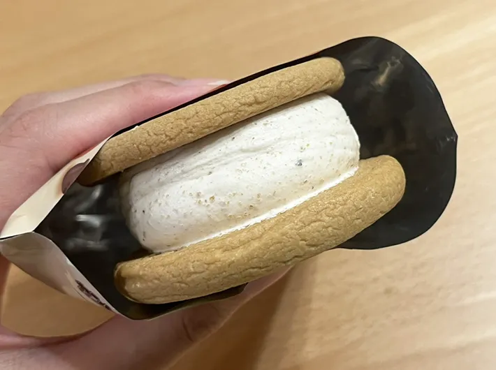 『不二家　カントリーマアムアイスサンド』の写真（撮影：grape編集部）