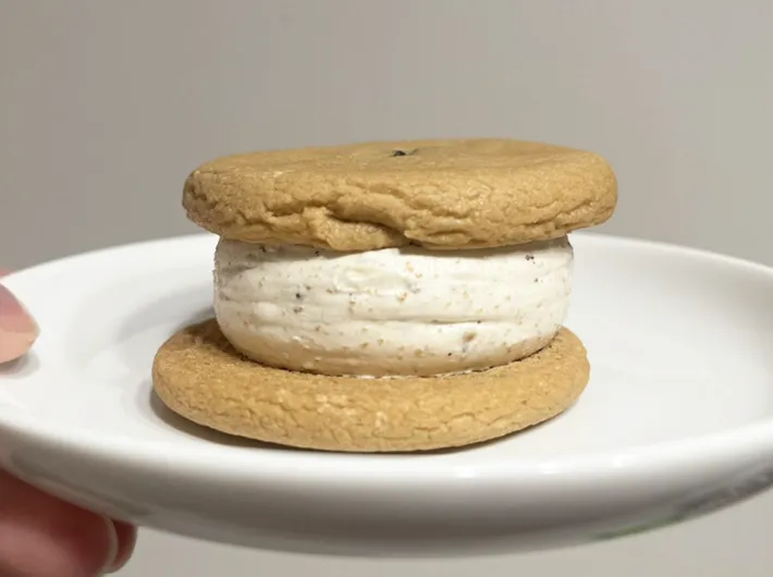 『不二家　カントリーマアムアイスサンド』の写真（撮影：grape編集部）