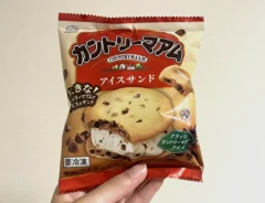 『不二家　カントリーマアムアイスサンド』の写真（撮影：grape編集部）