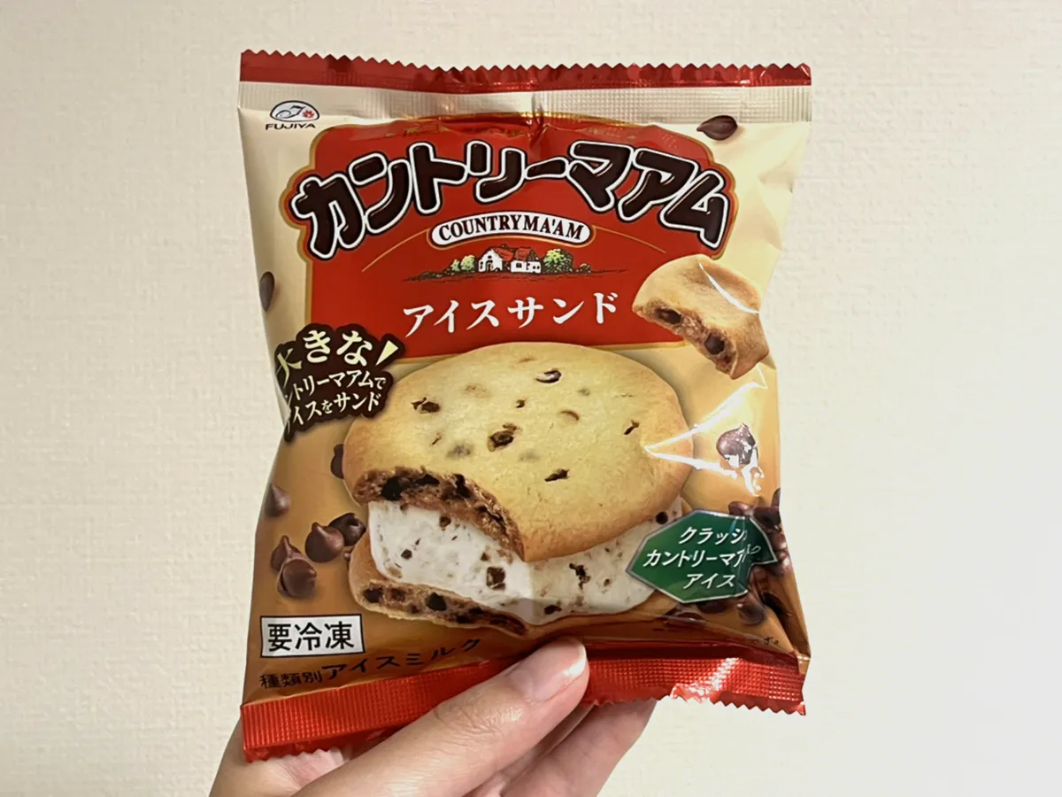 『不二家　カントリーマアムアイスサンド』の写真（撮影：grape編集部）