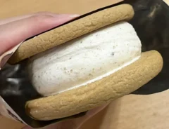 『不二家　カントリーマアムアイスサンド』の写真（撮影：grape編集部）