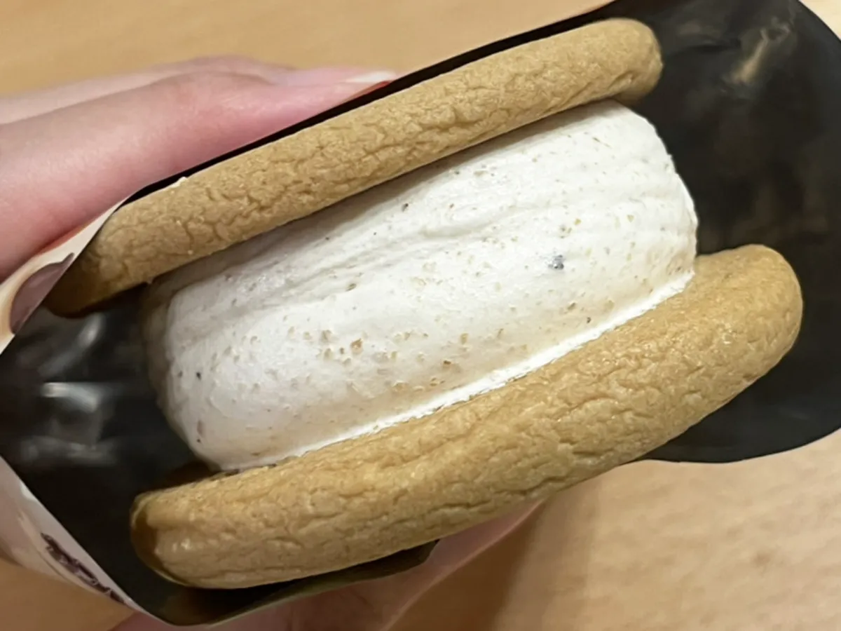 『不二家 カントリーマアムアイスサンド』の写真(撮影:grape編集部)