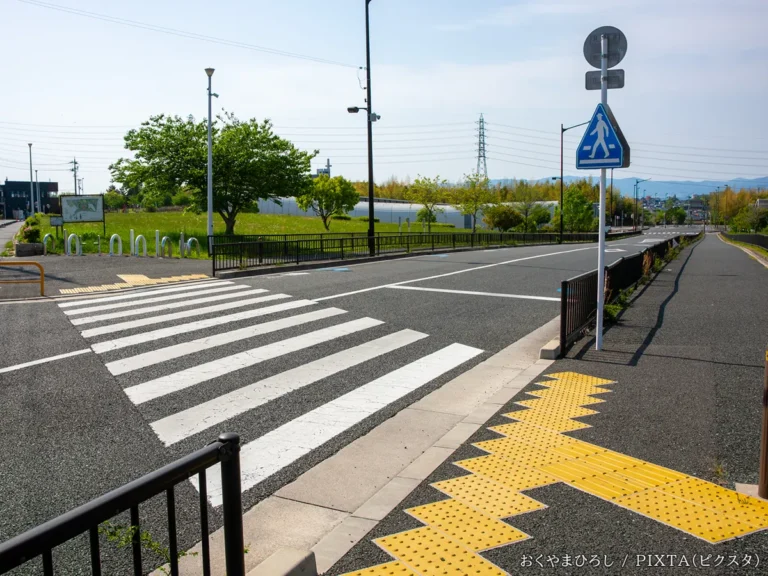 道路標識と横断歩道の写真