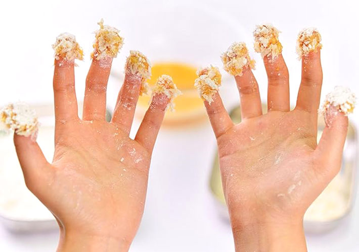 パン粉がついた手の画像