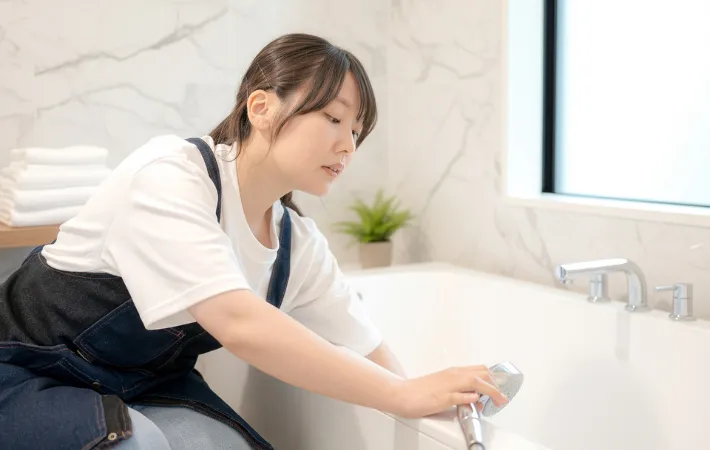 お風呂を掃除する女性