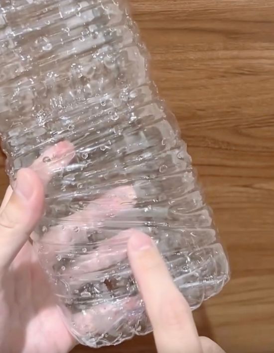 2ℓのペットボトルの下の方を指さしている様子