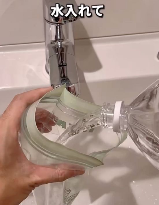 フリーザーバッグの中に水を入れる様子