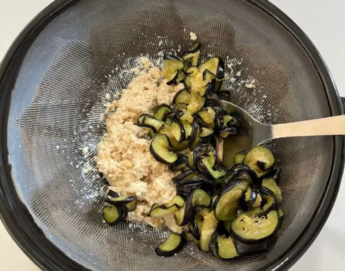 塩揉みしたナスを加える　撮影：grape編集部