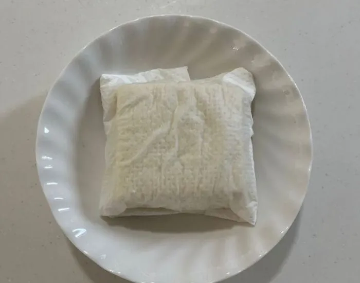 豆腐をキッチンペーパーで包む　撮影：grape編集部