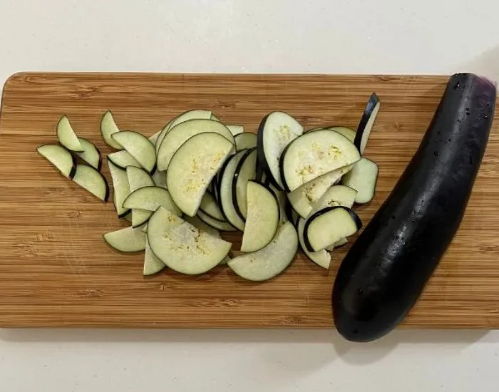 ナスを切る　撮影：grape編集部