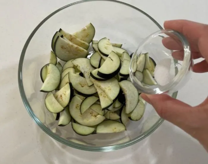 ナスに塩を振る　撮影：grape編集部