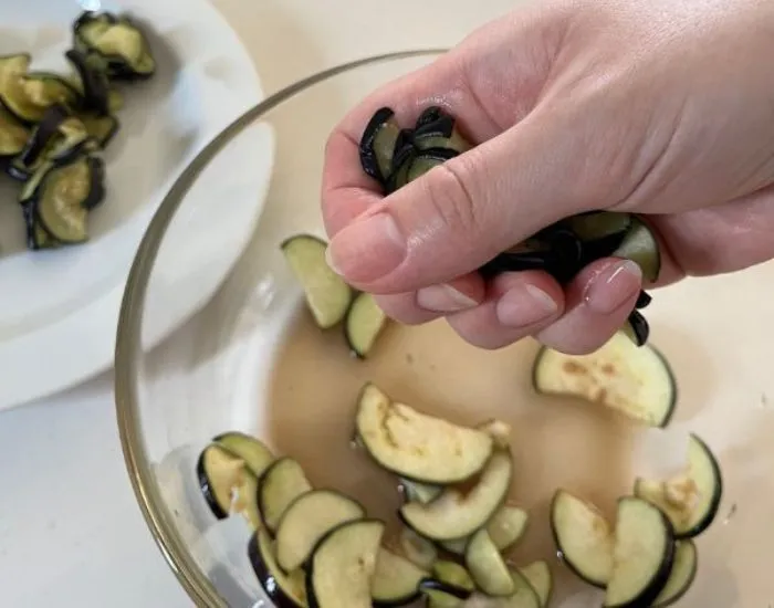 絞って水気を切る　撮影：grape編集部