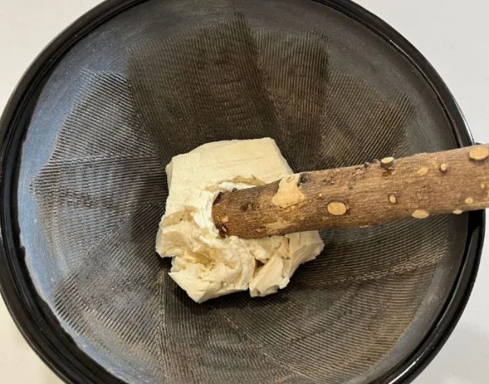 すり鉢で豆腐を滑らかにする　撮影：grape編集部