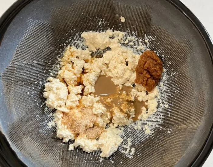 調味料を加える　撮影：grape編集部