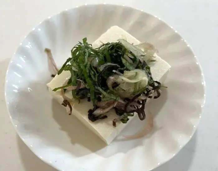 特製薬味をのせる　撮影：grape編集部