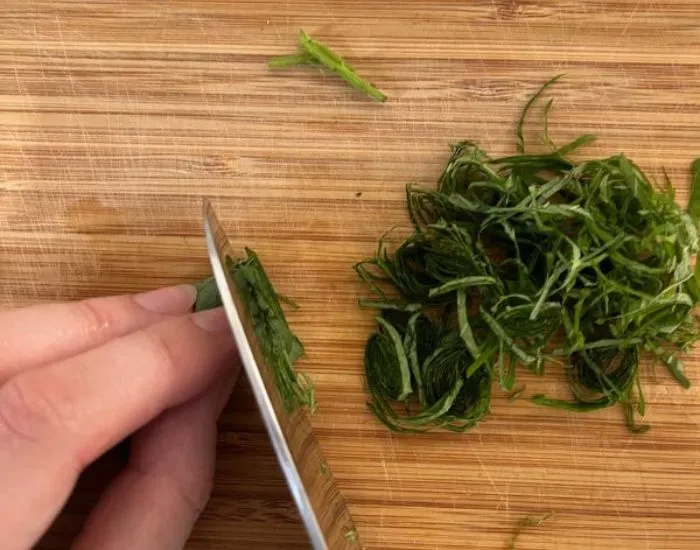 大葉を刻む　撮影：grape編集部