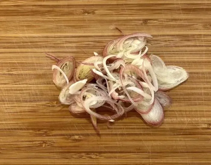 ミョウガを刻む　撮影：grape編集部