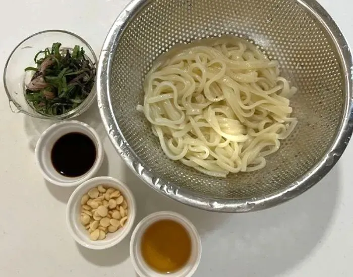 うどんと特製薬味の材料　撮影：grape編集部