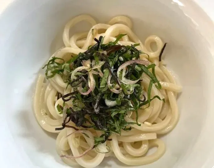 うどんに特製薬味をのせる　撮影：grape編集部