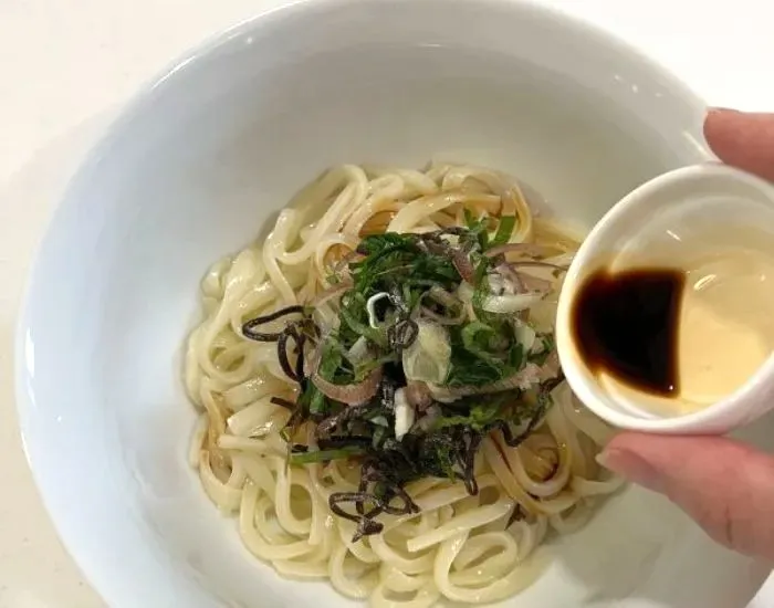 醤油をかける　撮影：grape編集部