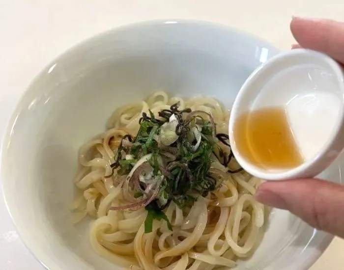 ごま油をかける　撮影：grape編集部