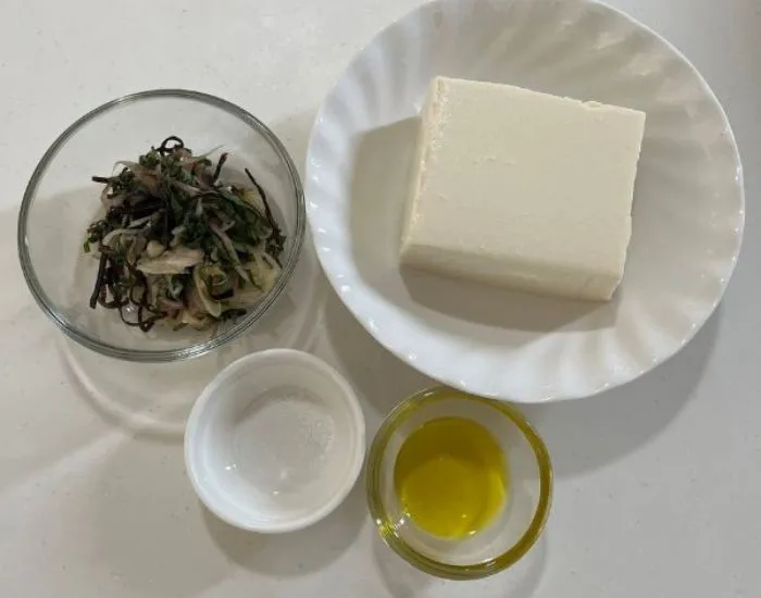 豆腐と特製薬味の材料　撮影：grape編集部