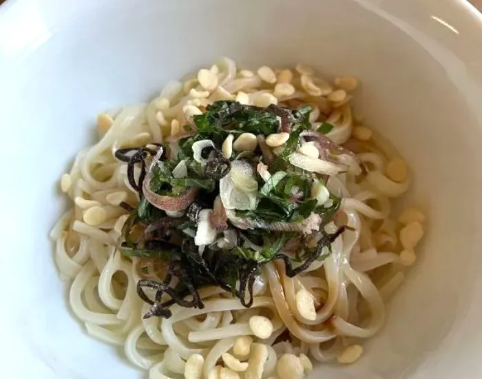 天かすを散らして完成　撮影：grape編集部