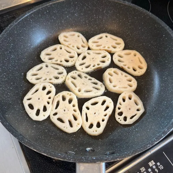 レンコンを焼く　撮影：grape編集部