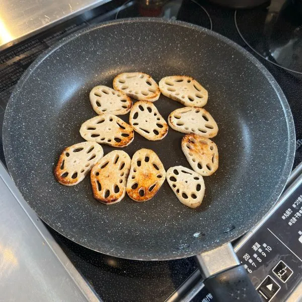 両面を焼く　撮影：grape編集部