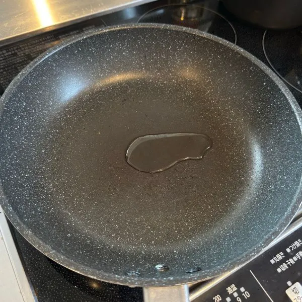 フライパンにごま油をひく　撮影：grape編集部