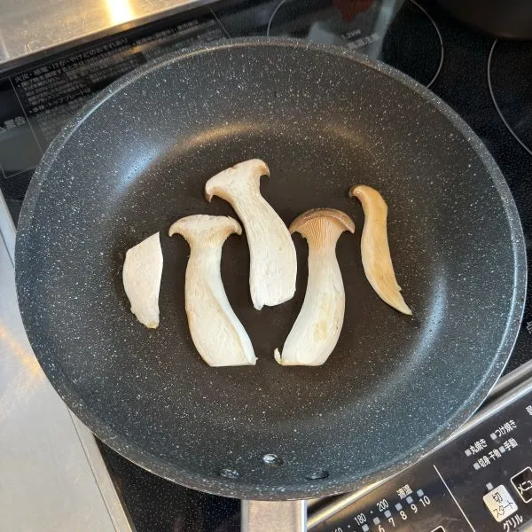 エリンギを焼く　撮影：grape編集部